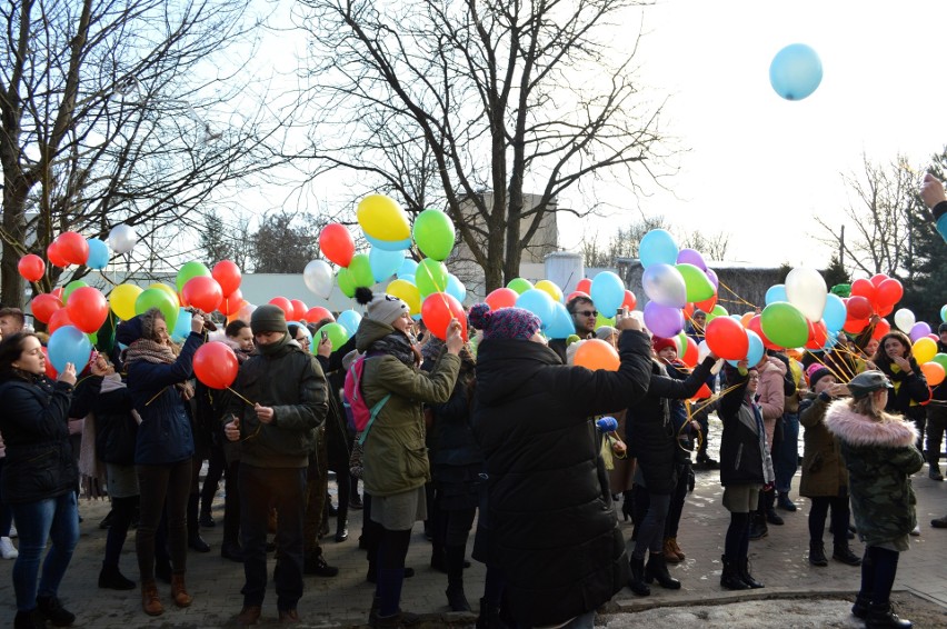 Balony z marzeniami odleciały w niebo. Fundacja "Pomóż Im" świętuje Dzień Dziecka z Chorobą Nowotworową [galeria]