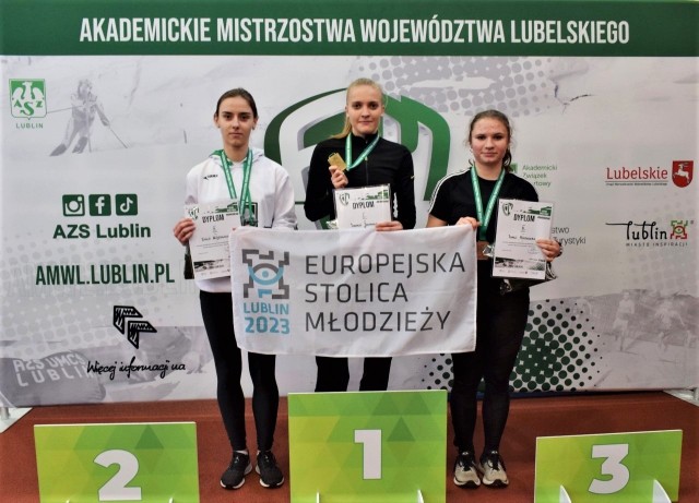 Izabela Jastrząb (na najwyższym podium) studentka Akademii Zamojskiej zdobyła wówczas dwa złote medale: w biegu na 60 m (uzyskując wynik 7,66 s) oraz w skoku w dal (uzyskując wynik 5,09 m)