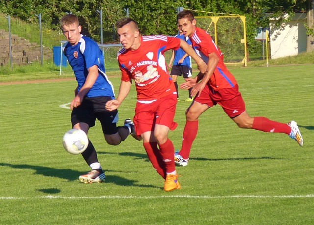 Piłkarze Gwardii Koszalin (czerwone koszulki) mają za sobą przedostatni mecz kontrolny podczas letnich przygotowań.