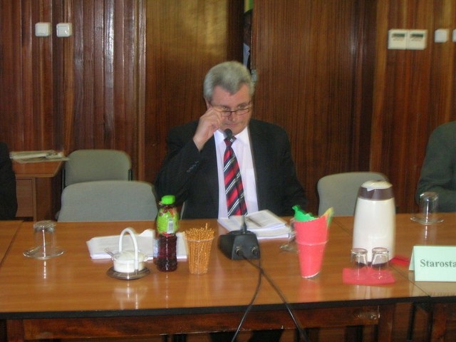 Starosta Tadeusz Osiński przed punktem obrad dotyczącym udzielenia absolutorium zarządowi powiatu radomskiego