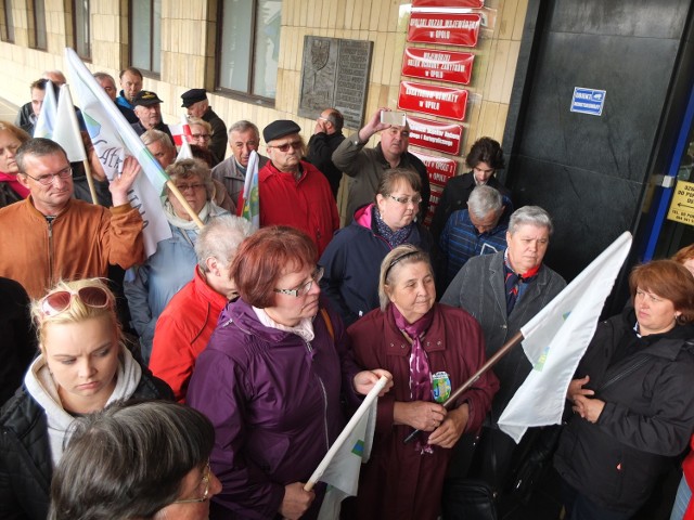 Mieszkańcy sołectw, które mają być włączone do Opola, stali pod urzędem wojewódzkim blisko godzinę.