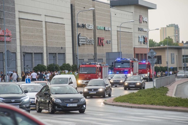 Strażacy ewakuowali kupujących z Galerii Słonecznej.