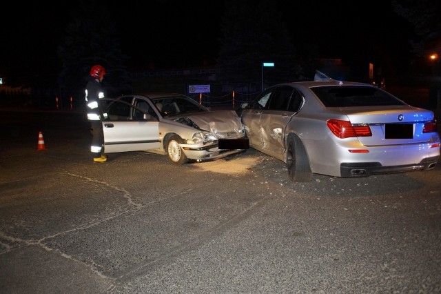 W piątek (25 maja) przed godziną 23 doszło do poważnej kolizji na skrzyżowaniu ulicy Andersa z Dmowskiego. Kierowca osobowego volvo wymusił pierwszeństwo prawidłowo jadącemu BMW. Interweniowała straż pożarna oraz pogotowie ratunkowe.