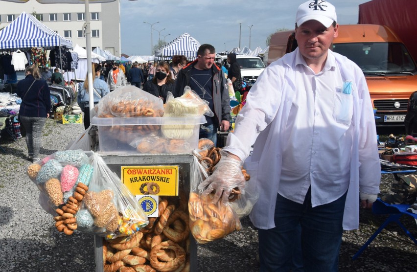 Sporty ruch w niedzielę (16 maja) na targu w Wierzbicy. Byli...