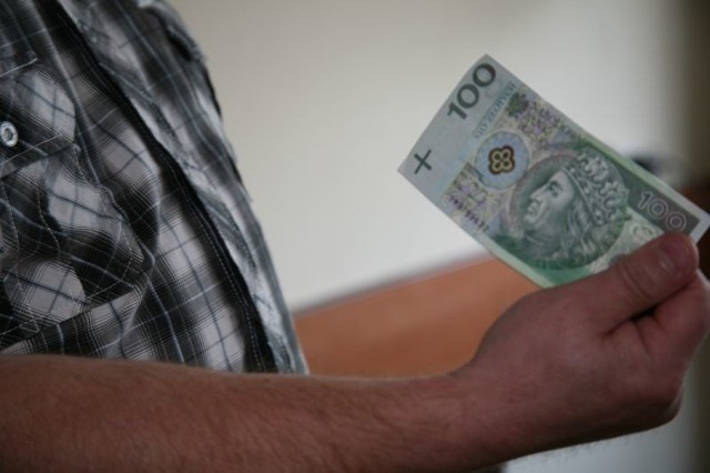 Podejrzani wprowadzili do obiegu co najmniej 9 fałszywych banknotów o nominale 100 złotych.