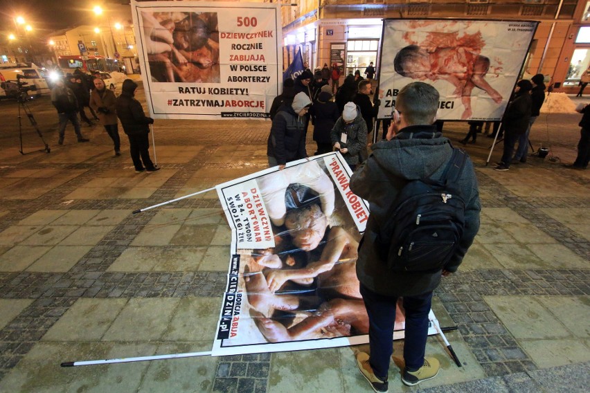 Ogólnopolski Strajk Kobiet. Protesty w Lublinie przed biurem PiS (WIDEO)