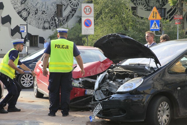 Wypadek na Sienkiewicza w Łodzi. Kobieta w ciąży ranna w zderzeniu dwóch samochodów