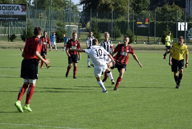 Start Miastko pokonał na własnym boisku 4:0 Spartę Sycewice. Do przerwy był wynik 2:0. Dodajmy że Start do tej pory nie tylko wygrał wszystkie mecze w lidze okręgowej, ale także nie stracił bramki. (ang)