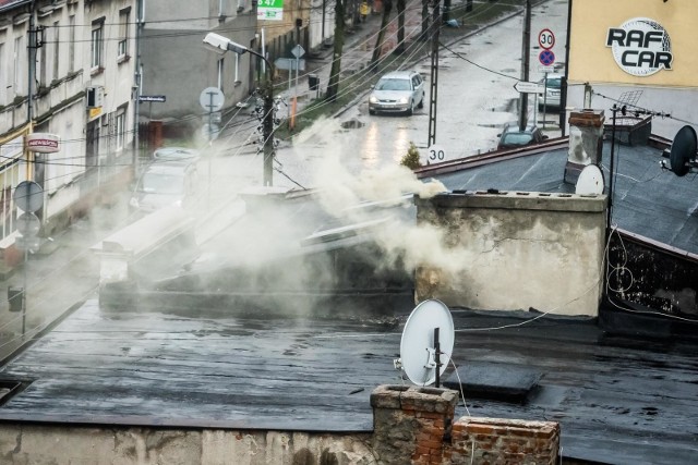 Dyskusja na temat smogu i jego szkodliwości dla naszego zdrowia, pojawia się wraz z rozpoczęciem sezonu grzewczego. Wtedy też bydgoscy strażnicy miejscy otrzymują więcej zgłoszeń o dymiących kominach. Strażnicy mogą skontrolować, czy nasz sąsiad nie pali w piecu odpadami. Jednak sam dym, nawet bardzo śmierdzący, nie jest jeszcze wykroczeniem. Więcej informacji na kolejnych slajdach. Aby przejść do kolejnego zdjęcia przesuń stronę gestem lub kliknij strzałkę w prawo na zdjęciu >>> Flesz - wypadki drogowe. Jak udzielić pierwszej pomocy?