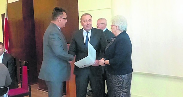 Marek Staniek, wójt gminy Iwaniska odebrał promesę na remont dróg z rąk Grzegorza Schetyny, ministra spraw wewnętrznych oraz Bożentyny Pałki-Koruby, wojewody świętokrzyskiego.