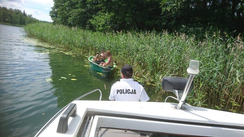 Jezioro Wigry. Ratownicy wodni z Suwałk pomogli kajakarzowi oraz windsurferowi nad wodą (zdjęcia)