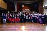 W Olkuszu zatańczyli poloneza. Odbył się IX Powiatowy Konkurs o Puchar Dyrektorów Olkuskich Szkół Ponadpodstawowych "Nasz Polonez"