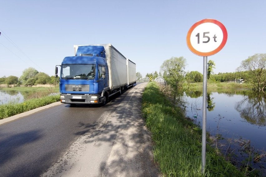 Wrocław: Zalewa drogę. Kierowcy muszą uważać (ZDJĘCIA)