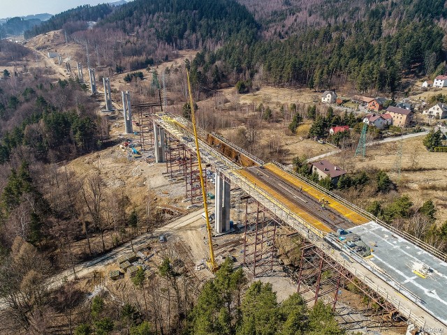 Najdłuższa estakada na budowanej obecnie 8,5-kilometrowej trasie S1 w Beskidach - ma 942 metry. Trasa będzie gotowa w połowie 2024 rokuZobacz kolejne zdjęcia. Przesuwaj zdjęcia w prawo - naciśnij strzałkę lub przycisk NASTĘPNE 