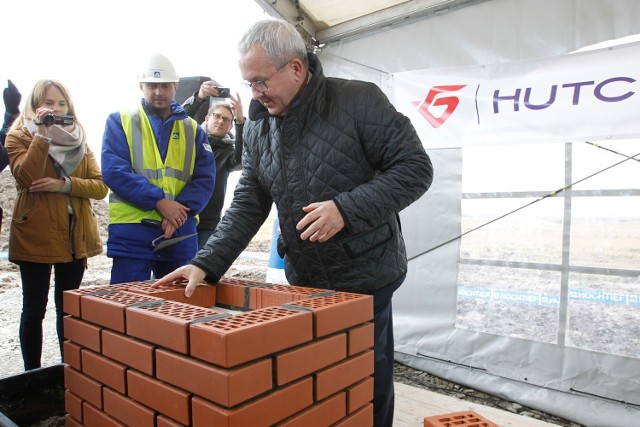 Piotr Gąska, przedstawiciel Hutchinson Polska podczas uroczystości wmurowania kamienia węgielnego, czyli symbolicznego początku budowy nowego zakładu pracy w Zawadzie koło Dębicy.