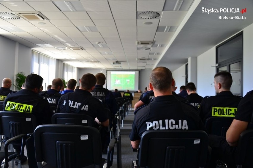 Zatrzymanie pseudokibica. 38-latek z Tychów zachęcał do ataku na policjantów