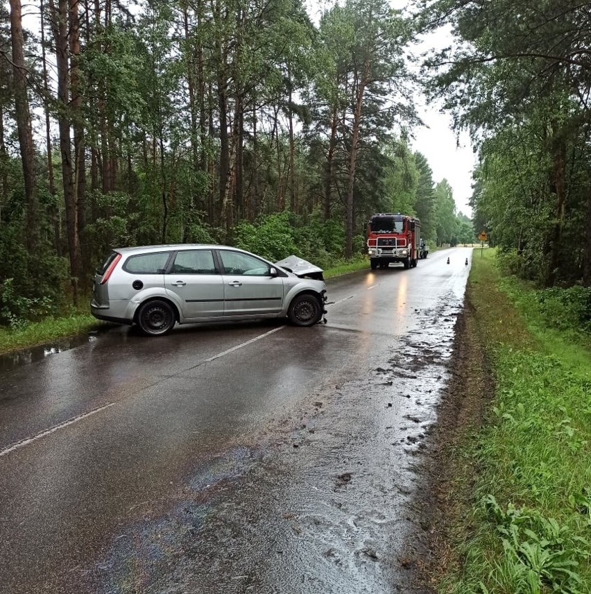 Wypadek w Nakłach, 2.07.2021. Dwie osoby poszkodowane, w tym kilkuletnie dziecko, które zostało zabrane do szpitala