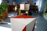 Wybory samorządowe 2018. W Bolechowicach zakłócali ciszę wyborczą. Brzydkie napisy na plakacie jednego z kandydatów