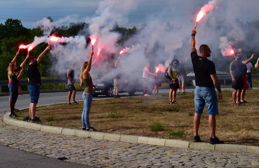 Race na rondzie Pileckiego w Kędzierzynie-Koźlu. Ponad 150 osób uczciło pamięć Powstania Warszawskiego (video, zdjęcia)