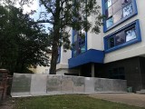 O krok od tragedii na kampusie UO. Z budynku akademika w Opolu spadł duży kawałek szkła