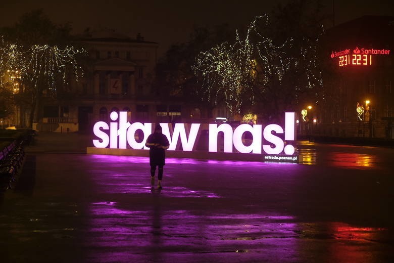 "Siła w nas!" - neon z takim hasłem pojawił się na placu...