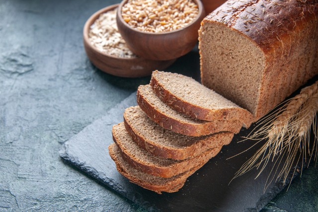 Chleb Ezechiela robiony jest na zakwasie, ma lekko kwaskowy smak oraz zbitą strukturę.