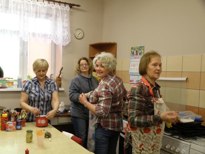 Można Dzień Kobiet spędzić słuchając francuskich piosenek,...