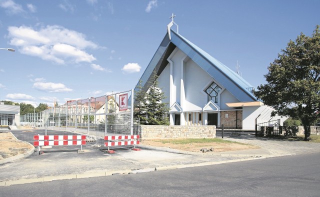 Kościół od sklepu oddziela szklana ściana i to prawdopodobnie wydłuży drogę między obiektami, która jest konieczna, żeby zachować wymogi  miejscowego prawa, czyli 30 metrów do piwa