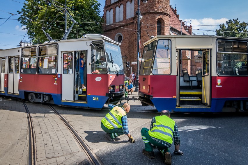 Kolejny dzień z utrudnieniami. Tramwaj wypadł z szyn w Bydgoszczy