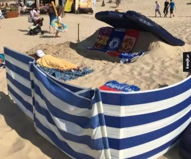 Nowe MEMY o wakacjach 2023. Janusze plażingu rezerwują całą plażę. Zobacz parawaning w wykonaniu fachowców