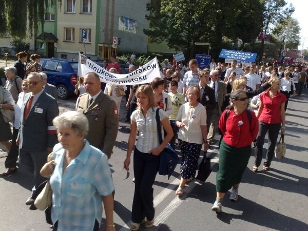 Marsz Żywej Pamięci Polskiego Sybiru idzie ulicą Świętojańską