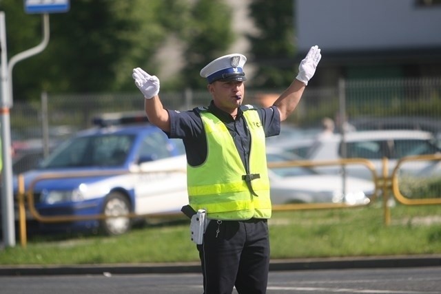 Policjanci tańczą na skrzyżowaniu - Konkurs Policjant Ruchu Drogowego 2013