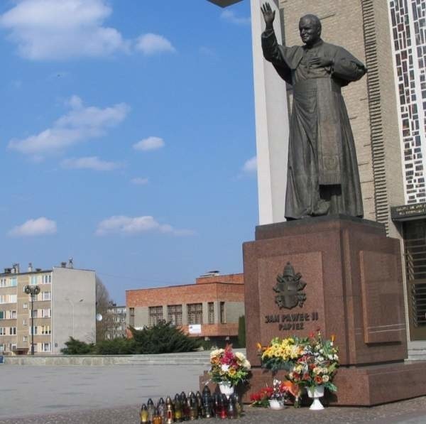 Mieszkańcy Stalowej Woli przez cały rok zapalają znicze pod pomnikiem Jana Pawła II.