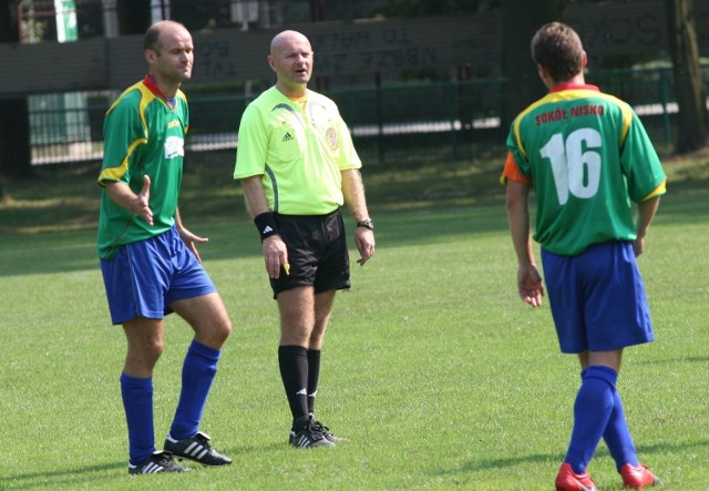 Trener piłkarzy Sokoła Nisko Artur lebioda (z lewej) był mocno niezadowolony po meczu w Jaśle.