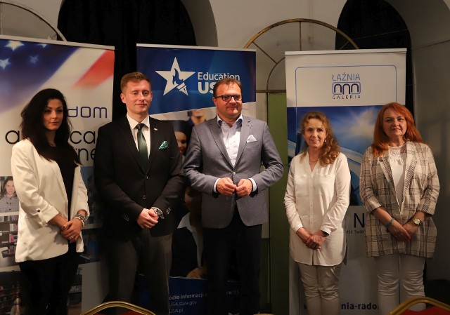 Gratulacje dla skrzypka!Z lewej Karolina Adamczyk,Mateusz Strzelecki,Radosław Witkowski, Urszula Malmon i Beata Drozdowska.