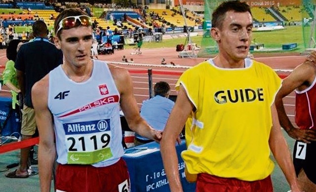 Aleksander Kossakowski (z lewej) po finałowym biegu na mistrzostwach świata w Doha. Obok jego przewodnik Sylwester Lepiarz.