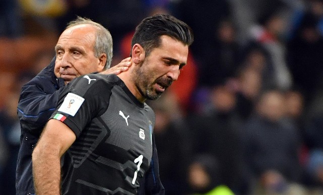 Włosi nie pojadą na mundial w Rosji. Niepocieszony był i jest bramkarz Gianluigi Buffon, którego na zdjęciu (po barażach ze Szwecją) pociesza były już selekcjoner Włochów, Gian Piero Ventura.