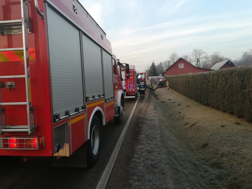 Łąkta Górna. Bus z pasażerami wjechał do rowu, podróżowało nim 9 osób [ZDJĘCIA]