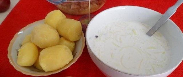 Rosopita - zupa śledziowa z dodatkiem cebuli i przypraw takich jak pieprz, liść laurowy, ziele angielskie