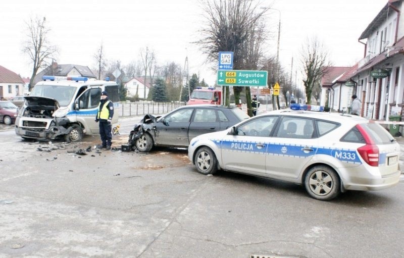 Pijany kierowca uciekał przed policją i rozbił radiowóz. Nie pójdzie do więzienia (zdjęcia)