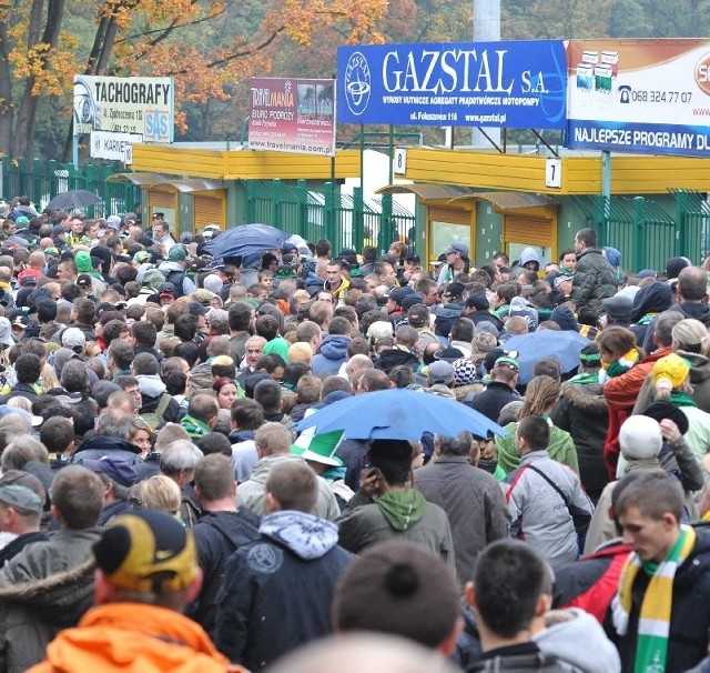 Dwie godziny przed meczem kibice byli gotowi na finał. Niestety, odeszli spod bram niepocieszeni.