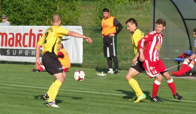 MKS Trzebinia-Siersza (żółte stroje) i Soła Oświęcim po raz drugi z rzędu zagrają w finale Pucharu Polski w zachodniej Małopolsce.