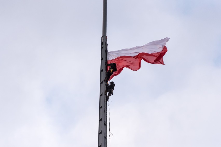 Biało-czerwona flaga na Iglicy