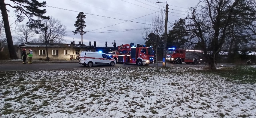 Nocny pożar budynku socjalnego w Skarżysku. Z ogniem walczyło 12 zastępów straży
