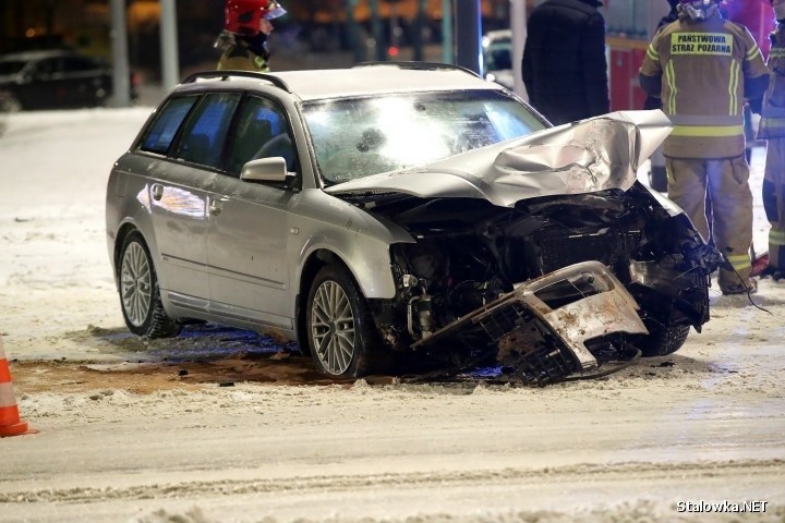 Stalowa Wola. Kierowca audi driftował na zaśnieżonej drodze, auto zatrzymało się na słupie. Zobaczcie zdjęcia i nagranie wideo