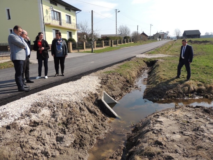 Zakończył się remont drogi powiatowej w Sarbicach Drugich w gminie Łopuszno (Zdjęcia)