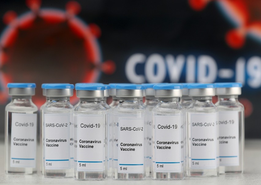 Szczepionka na koronawirusa budzi wielkie nadzieje. Czy zatrzyma pandemię? Jak zorganizować szczepienia w Polsce? I czy będą bezpieczne? 