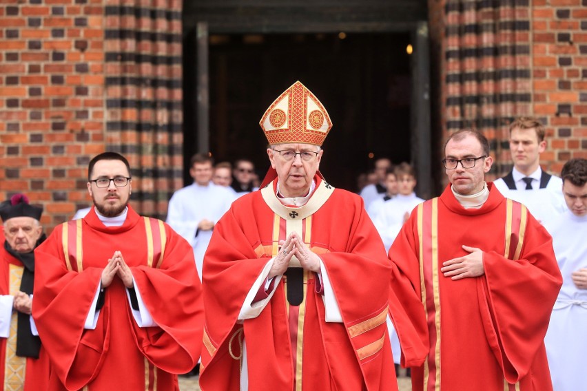 Główna msza w Poznaniu rozpoczęła się o godz. 10 w Katedrze...