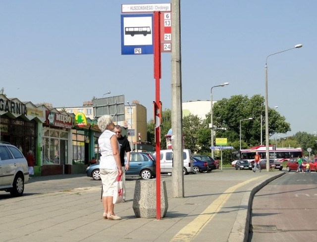 Na przystanku Kusocińskiego/Chrobrego zdemontowano wiatę. Ludzie oczekujący na autobus, muszą stać obok słupka z rozkładami jazdy, gdyż nie ma nawet ławki.