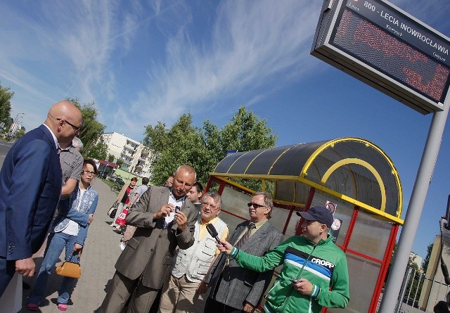 Na przystanku MPK, w otoczeniu członków Polskiego Związku Niewidomych prezydent Ryszard Brejza (w środku) wyjaśniał zastosowanie piltów